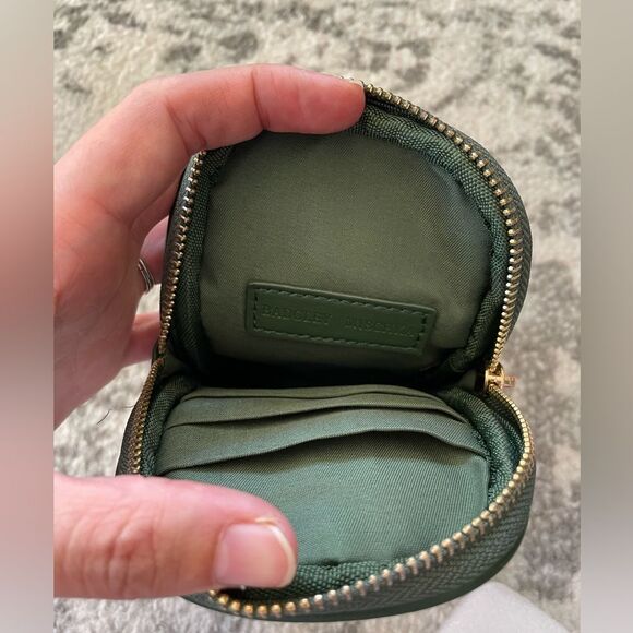 Badgley Mischka Diamond Quilted Oval Crossbody Phone Case in chive NWT - Picture 8 of 9